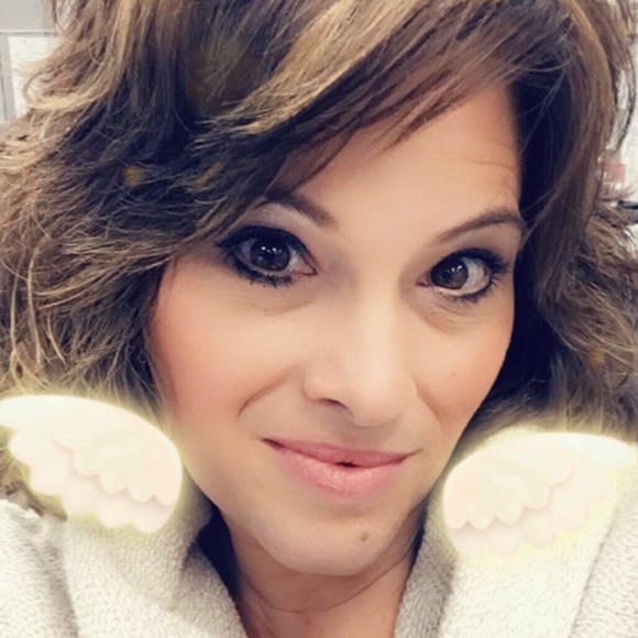 Profile Picture of Kelli Beanland (@kellibeanland) on Poshmark