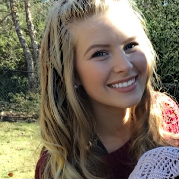 Profile Picture of April Fields (@aprilfieldsx) on Poshmark
