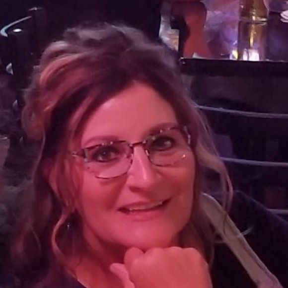 Profile Picture of Dawn Martinson (@dawnluvsmickey) on Poshmark