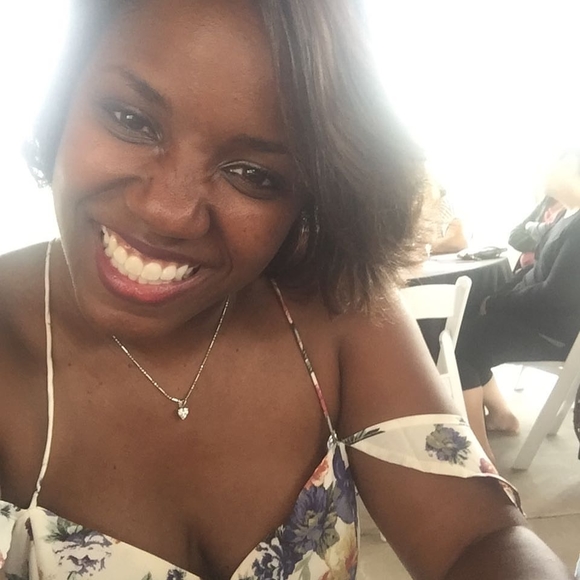 Profile Picture of Alexia Ennis (@ennis2as) on Poshmark