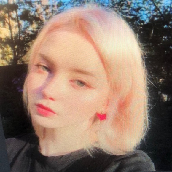 Profile Picture of Shellie Safranek (@shelliesafranek) on Poshmark