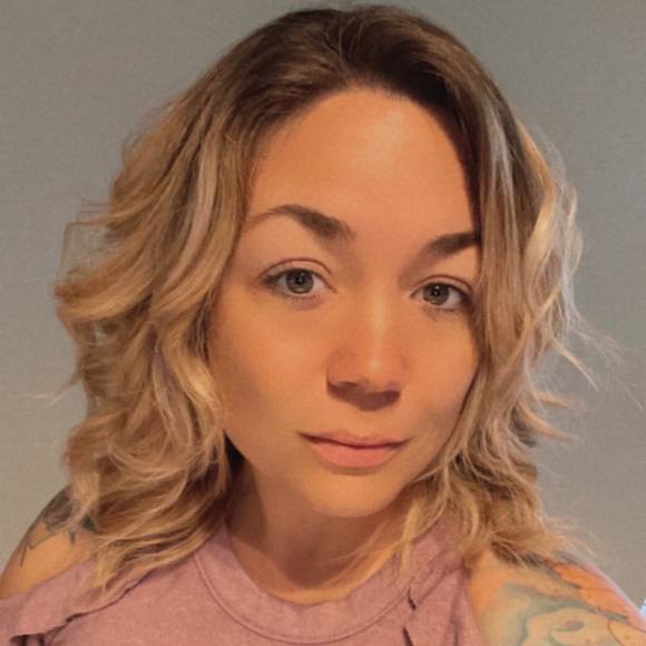 Profile Picture of Amber Lattimer (@giggles29) on Poshmark