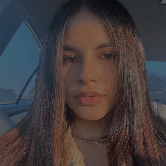 Profile Picture of Camila Baltodano (@camilabaltodano) on Poshmark