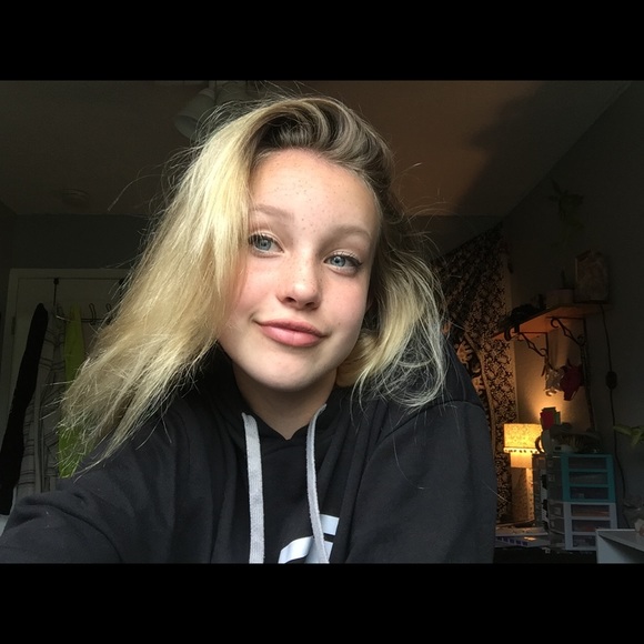 Profile Picture of Tsomo Sky (@tsomosky) on Poshmark