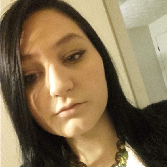 Profile Picture of Hahailey Lapeer (@hahaileyl) on Poshmark