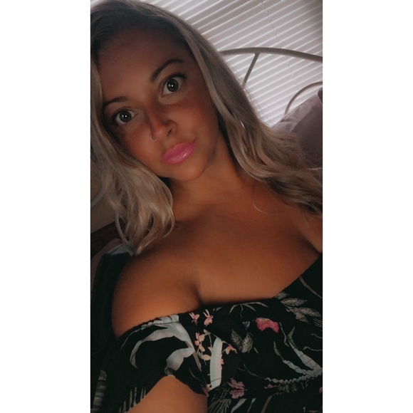 Profile Picture of Andrea Cuddemi (@xandreaaaaax) on Poshmark