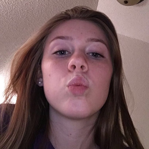 Anna Ringley - Poshmark Profile Picture of Anna Ringley (@agringley) on Poshmark