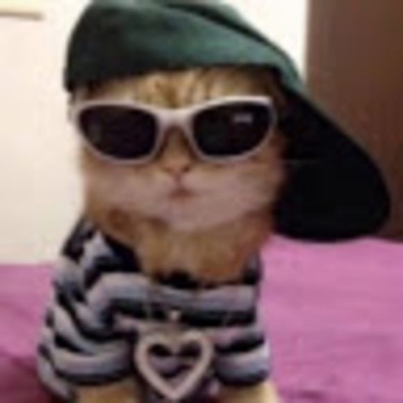 Profile Picture of Adriana Resendiz (@poptwat) on Poshmark