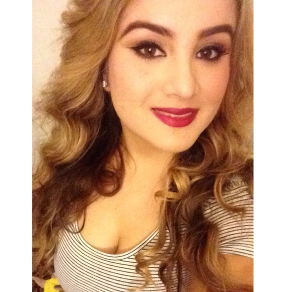 Profile Photo of Jamie Benitez (@jamie_elizabeth) on Poshmark