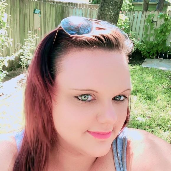 Profile Picture of Renee Phillips (@lrphillips1210) on Poshmark