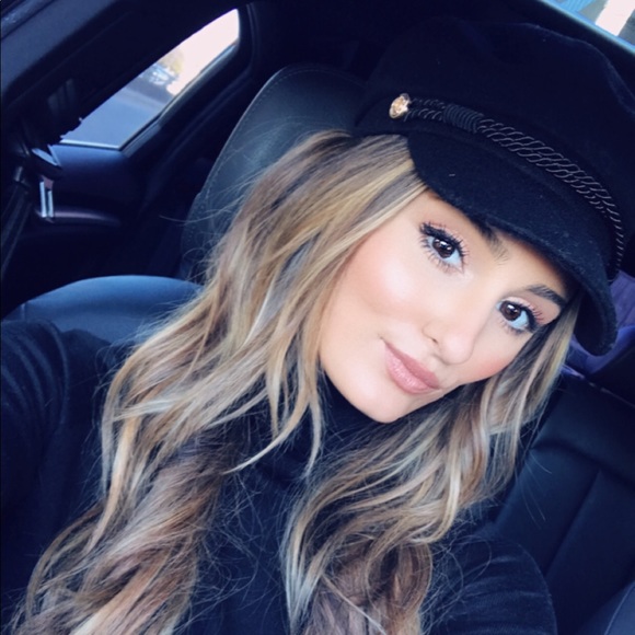 Profile Picture of Bailey Potts (@baileypotts) on Poshmark