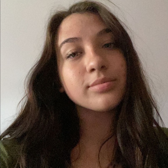 Profile Picture of Kelly Snarski (@kellysnarski) on Poshmark