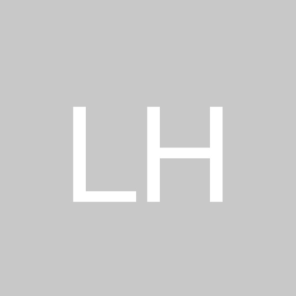 Profile Picture of Lisa Hutter (@lhutter89) on Poshmark