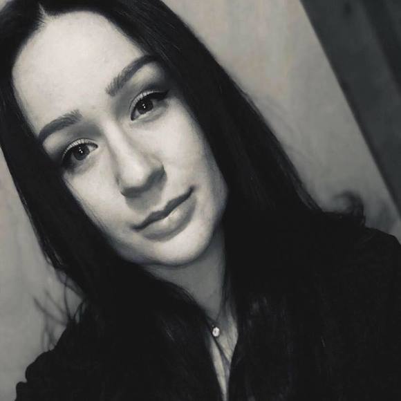 Profile Picture of Em Gedney (@emgeds) on Poshmark