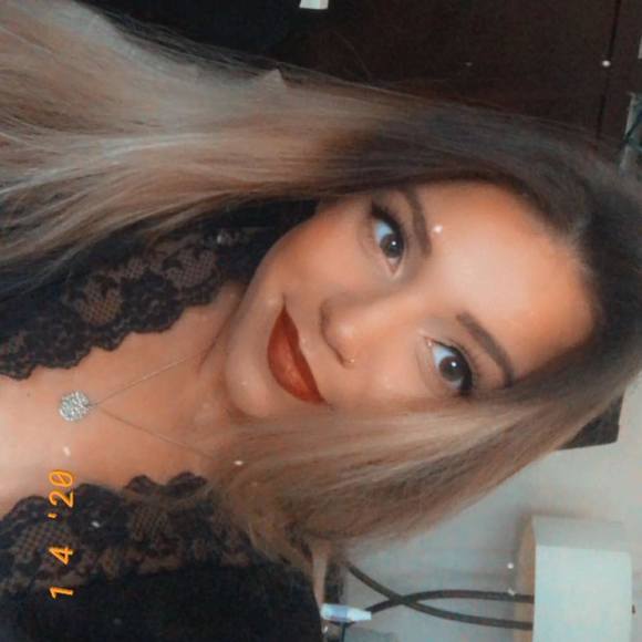 Profile Picture of Carlie Selje (@carlieselje) on Poshmark