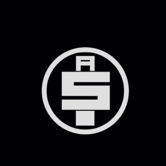 Profile Picture of Bryan Luna (@bryanluna289) on Poshmark