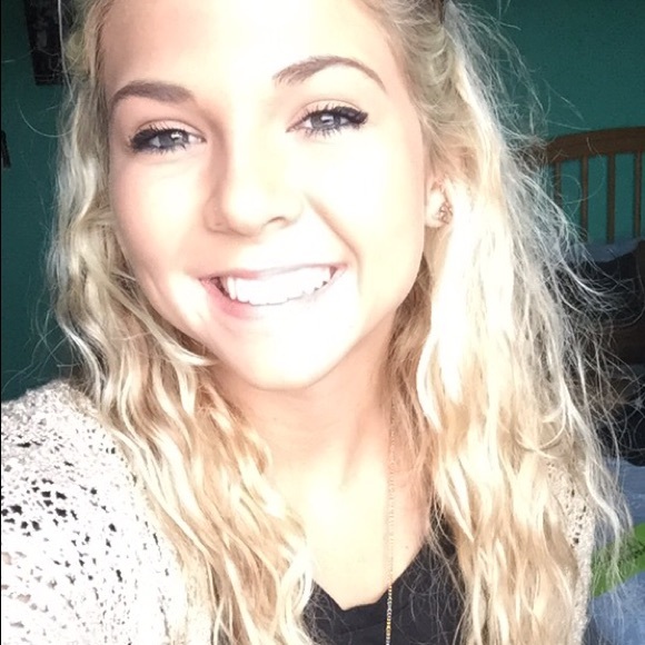 Profile Picture of Lexi Copley (@lexicopley) on Poshmark