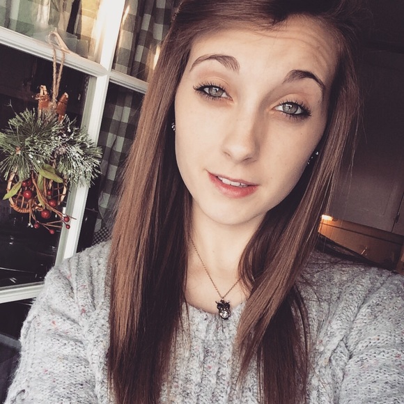 Profile Picture of Lara Carney (@llcarney) on Poshmark