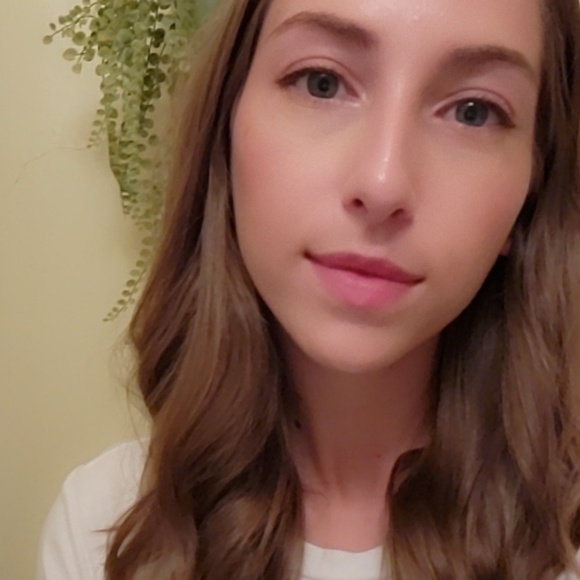 Profile Picture of Jenna Hanna (@jenilync) on Poshmark