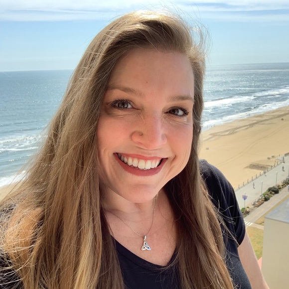 Profile Picture of Crissy Cox (@crissycox) on Poshmark