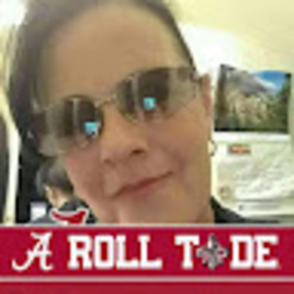 Profile Picture of Lori Gladden (@lorigladden8) on Poshmark