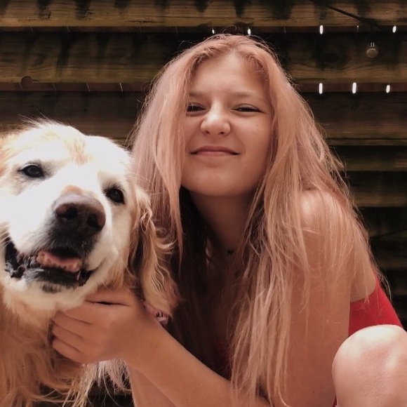 Profile Picture of Abby Icenhower (@abbyicenhower) on Poshmark