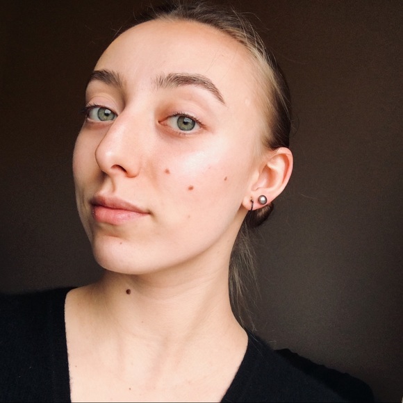 Profile Picture of Claudia Lauzon (@heyitsclau) on Poshmark