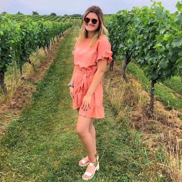 Allie Novey - Poshmark Profile Picture of Allie Novey (@anovey18) on Poshmark