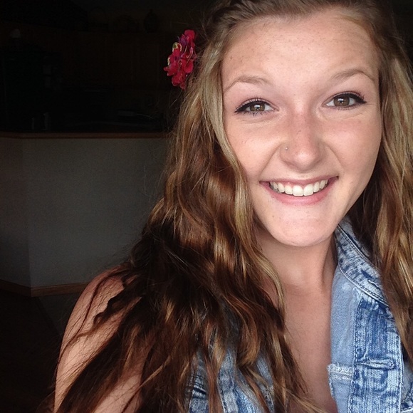 Profile Picture of Taylor Kenkel (@kenkelt) on Poshmark