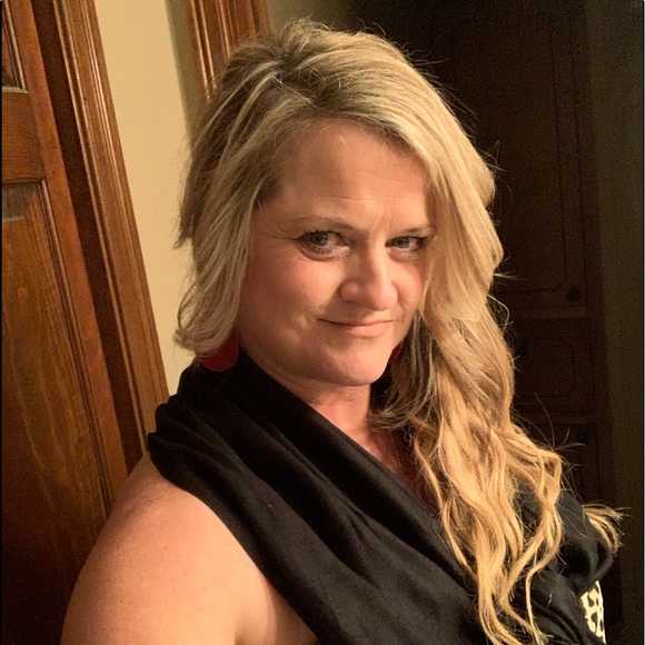 Profile Picture of Annette Simon (@annettesimon48) on Poshmark