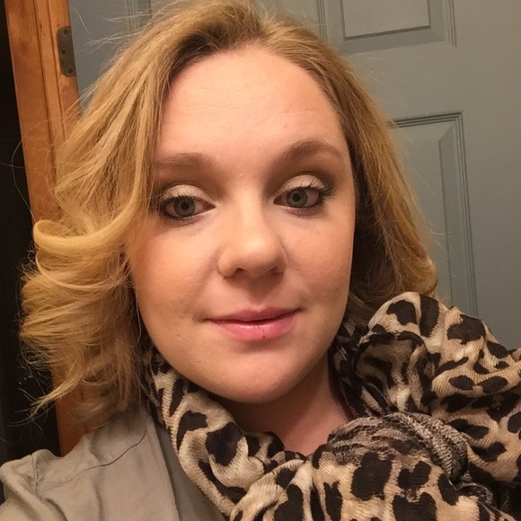 Profile Picture of Anika Chervenock (@anikacn) on Poshmark