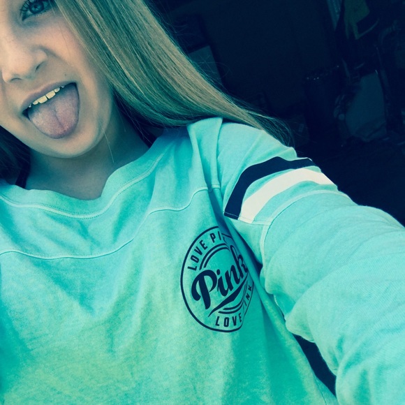 Profile Picture of Olivia Schlauch (@oliviaschlauch) on Poshmark