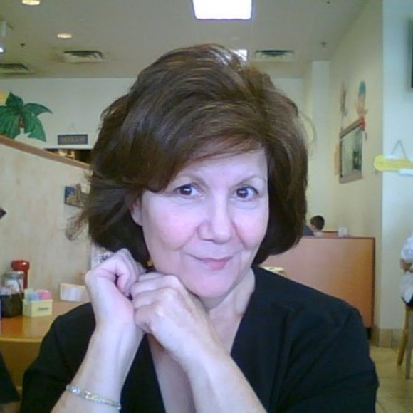 Profile Picture of Suzanne Tratner (@suzannetratner) on Poshmark