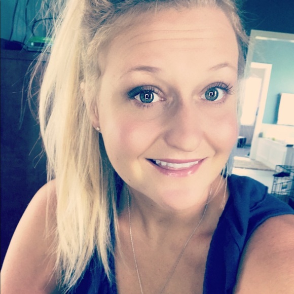 Emily Carmony - Poshmark Profile Picture of Emily Carmony (@emilycarmony) on Poshmark