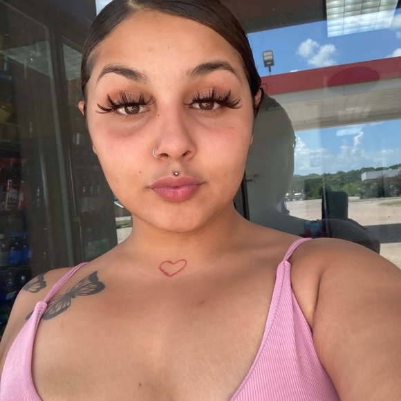Profile Picture of Neomi Lopez (@neomialejandraa) on Poshmark