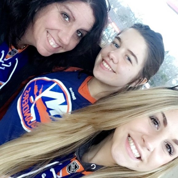 Dina Bukofzer - Poshmark Profile Picture of Dina Bukofzer (@deecaf183) on Poshmark