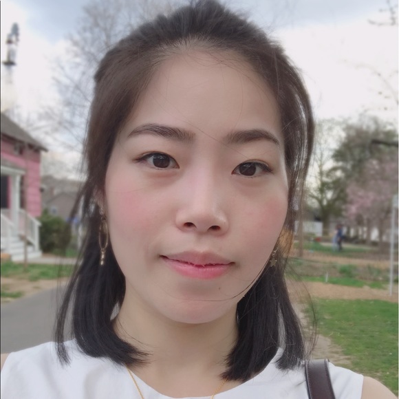 Profile Picture of Rong rong Wu (@flower520) on Poshmark