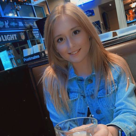 Profile Picture of Kelli Stickels (@kellistickels) on Poshmark