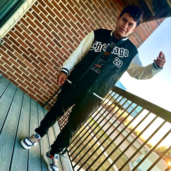 Profile Picture of Josue Aguilar (@josuebenites973) on Poshmark