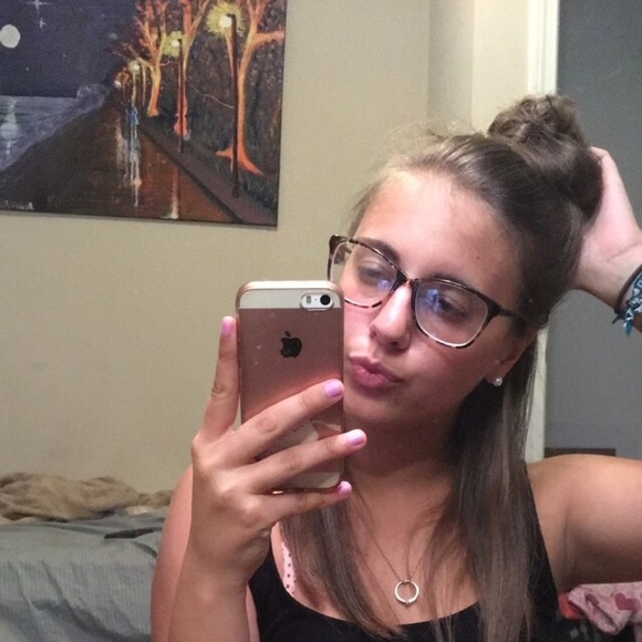 Profile Picture of Talia Salvatore (@talia1998) on Poshmark
