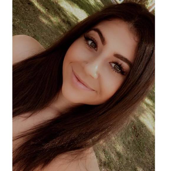 Profile Picture of Joey Danielle (@joeeydaniellee) on Poshmark