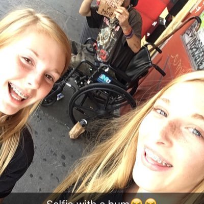 Profile Picture of Autumn Sells (@autumn_sells) on Twitter