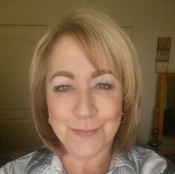 Profile Picture of Debbie Henager (@dhenager13) on Poshmark