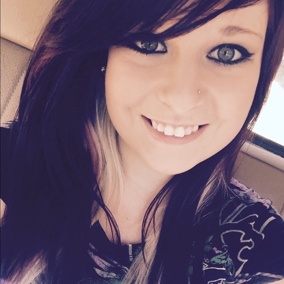 Profile Picture of Samantha Stromquist (@samantharose115) on Poshmark