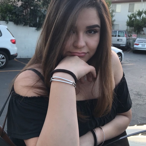 Profile Picture of Giselle Guzman (@gixllxg) on Poshmark