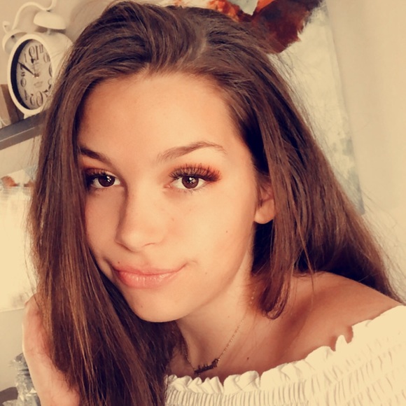 Maddie Beuthien - Poshmark Profile Picture of Maddie Beuthien (@maddiebeuthien) on Poshmark
