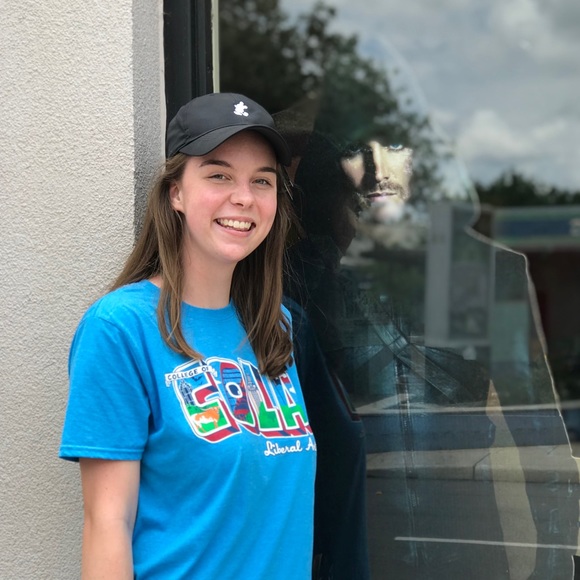 Profile Picture of Gretchen Hartzheim (@gretchen_h) on Poshmark