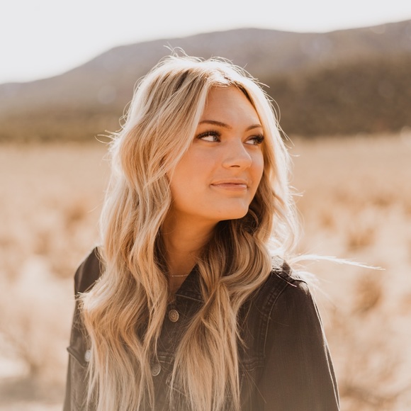 Profile Picture of Whitney Bulloch (@whitneybulloch) on Poshmark