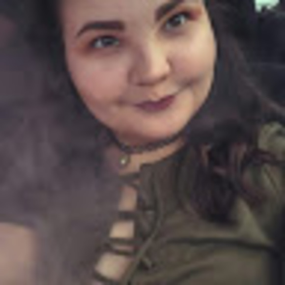 Profile Picture of Sydney Baribault (@littlewitchpuer) on Poshmark
