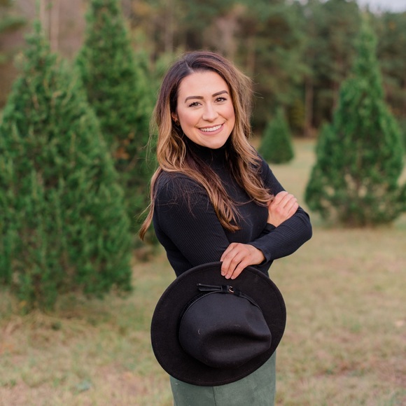 Profile Picture of Alexis James (@alexisjames2013) on Poshmark